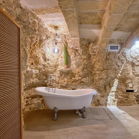Beautiful Traditional House In Amus1-1