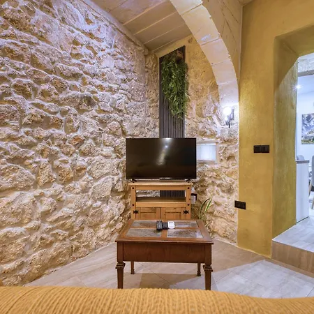 Beautiful Traditional House In Amus1-1