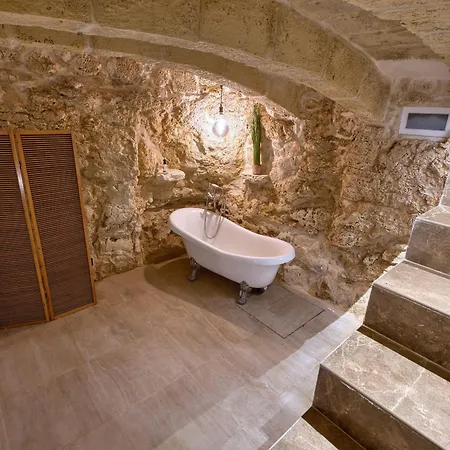 Beautiful Traditional House In Amus1-1